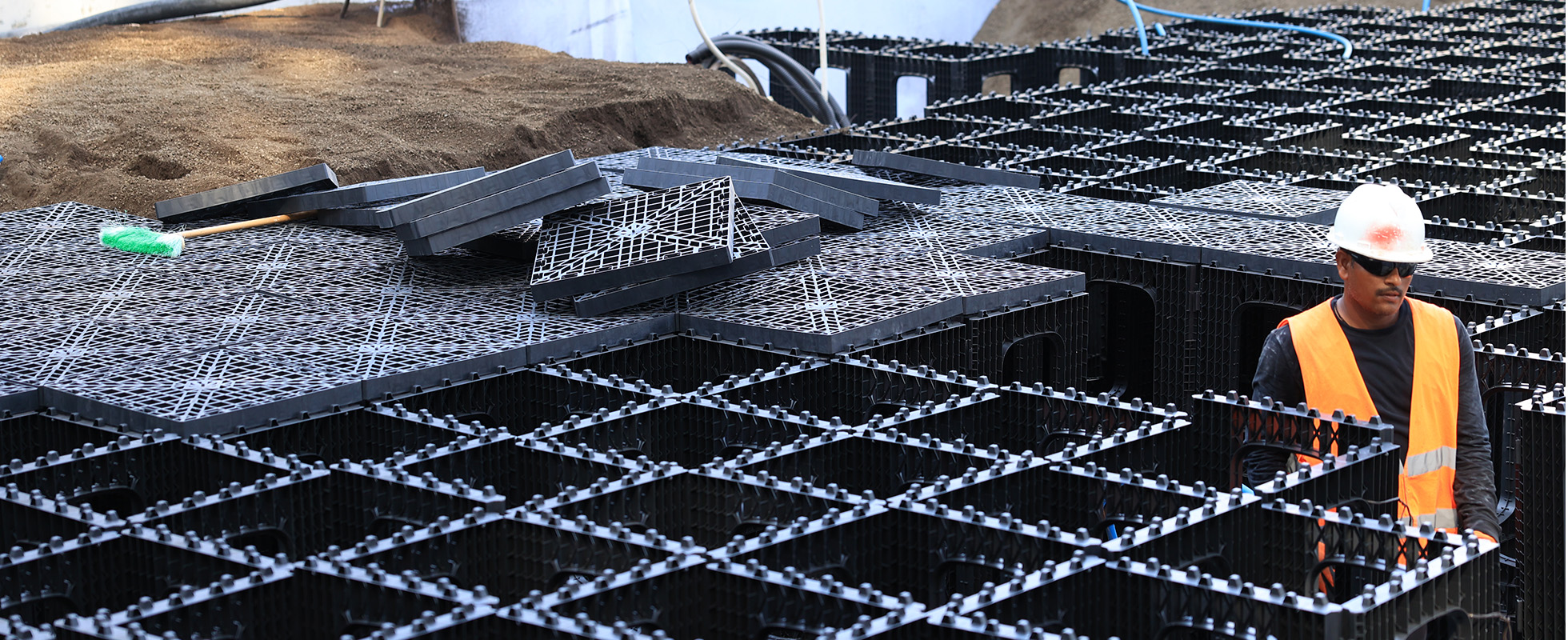 Fast setup of an office atrium garden, Tel Aviv, Israel